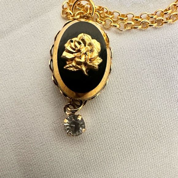 Black and gold tone  rose vintage pendant necklace - Picture 9 of 9